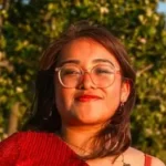 Imagen de mujer dado testimonio positivo, después de tomar clases de pilates en labranza con margarita.