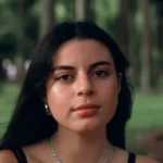 Mujer joven dando testimonio después de tomar clases de pilates con margarita en labranza.